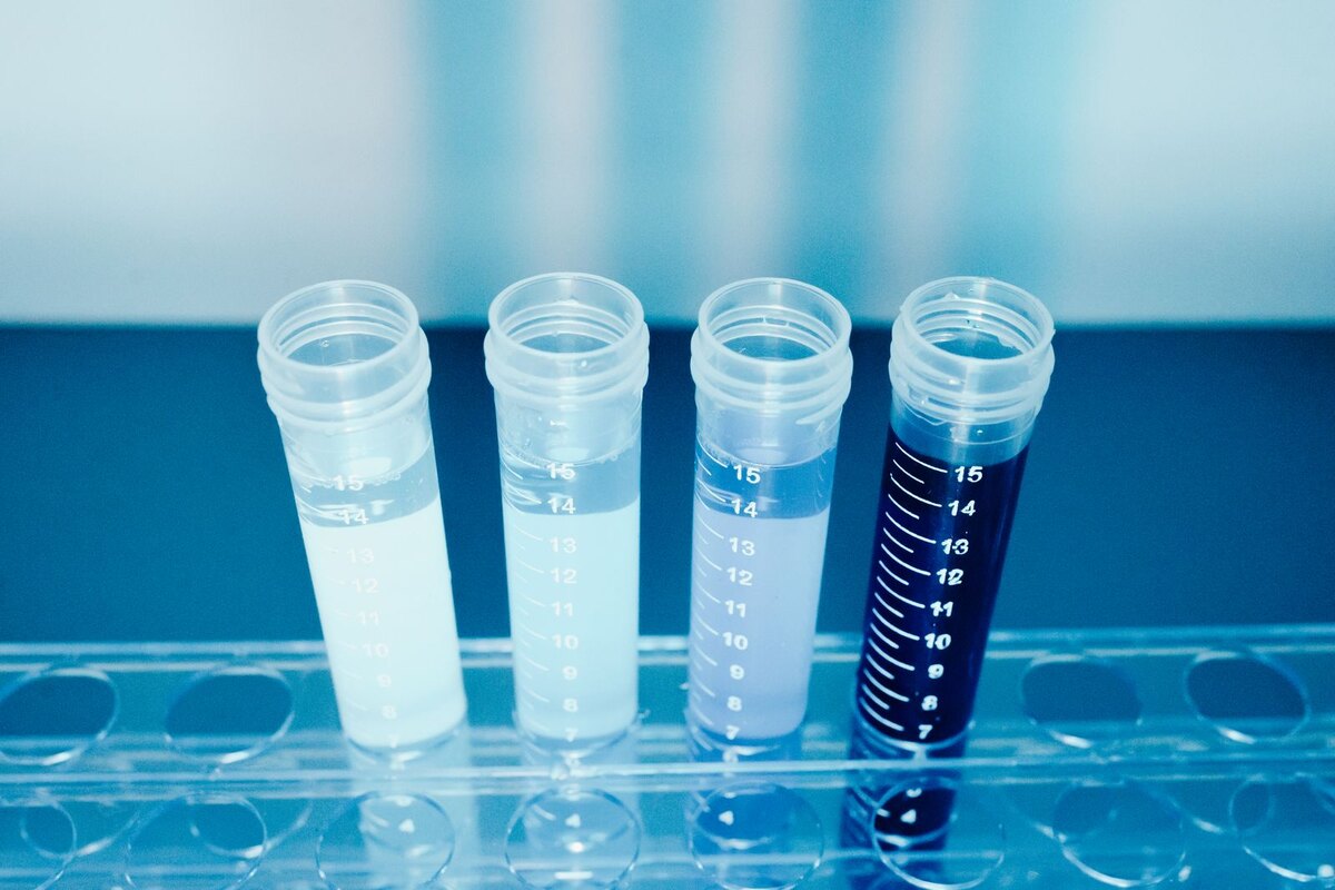 Laboratorionäyteputkia telineessä