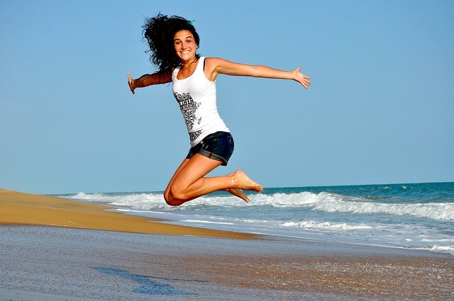 Mujer en la playa.